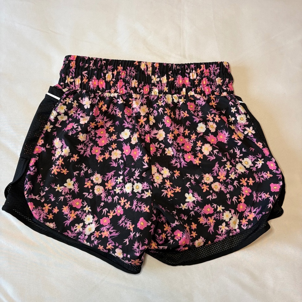 In Good State Running Short Black With Floral Print Size Medium - Picture 2 of 7